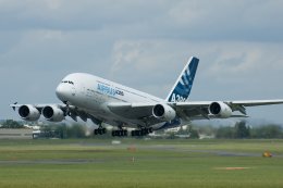 Airbus A380 - самый большой пассажирский самолёт фото